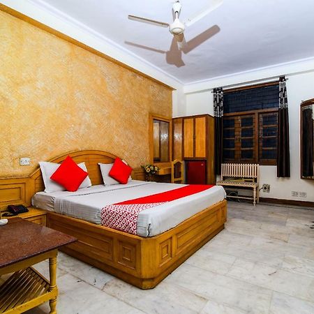 Rahul Palace By Golden Tree Near Metro Station And Ajmal Khan Market New Delhi Exteriör bild