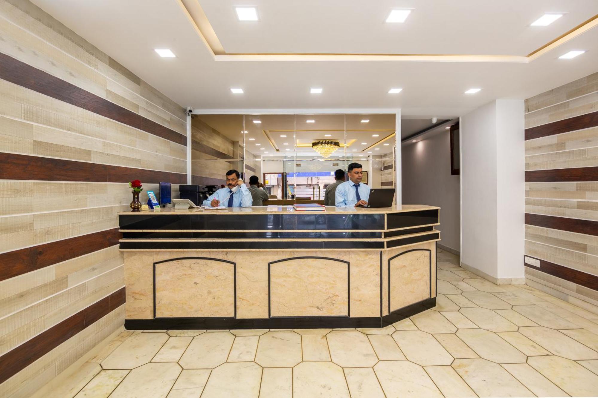 Rahul Palace By Golden Tree Near Metro Station And Ajmal Khan Market New Delhi Exteriör bild