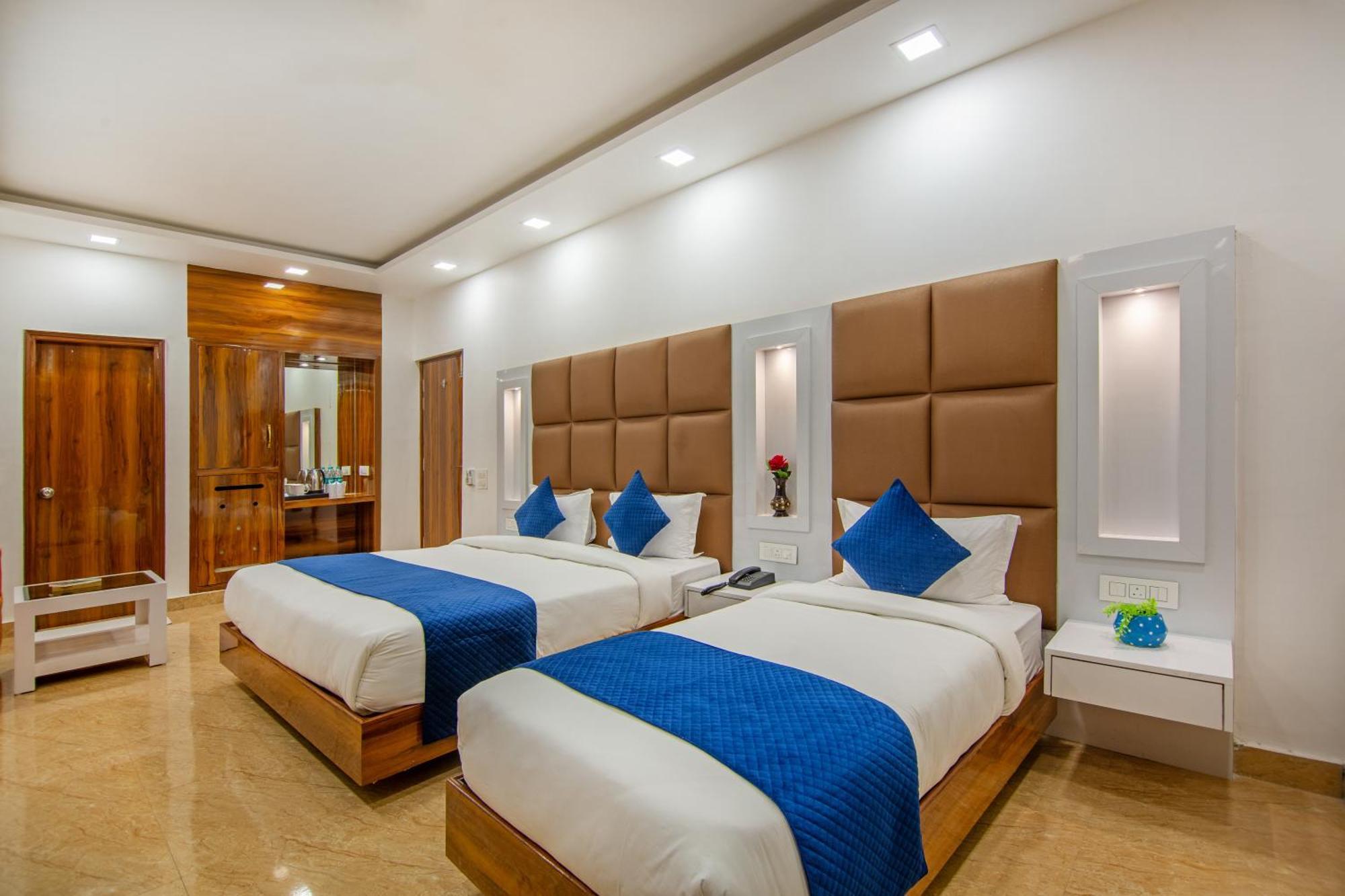 Rahul Palace By Golden Tree Near Metro Station And Ajmal Khan Market New Delhi Exteriör bild