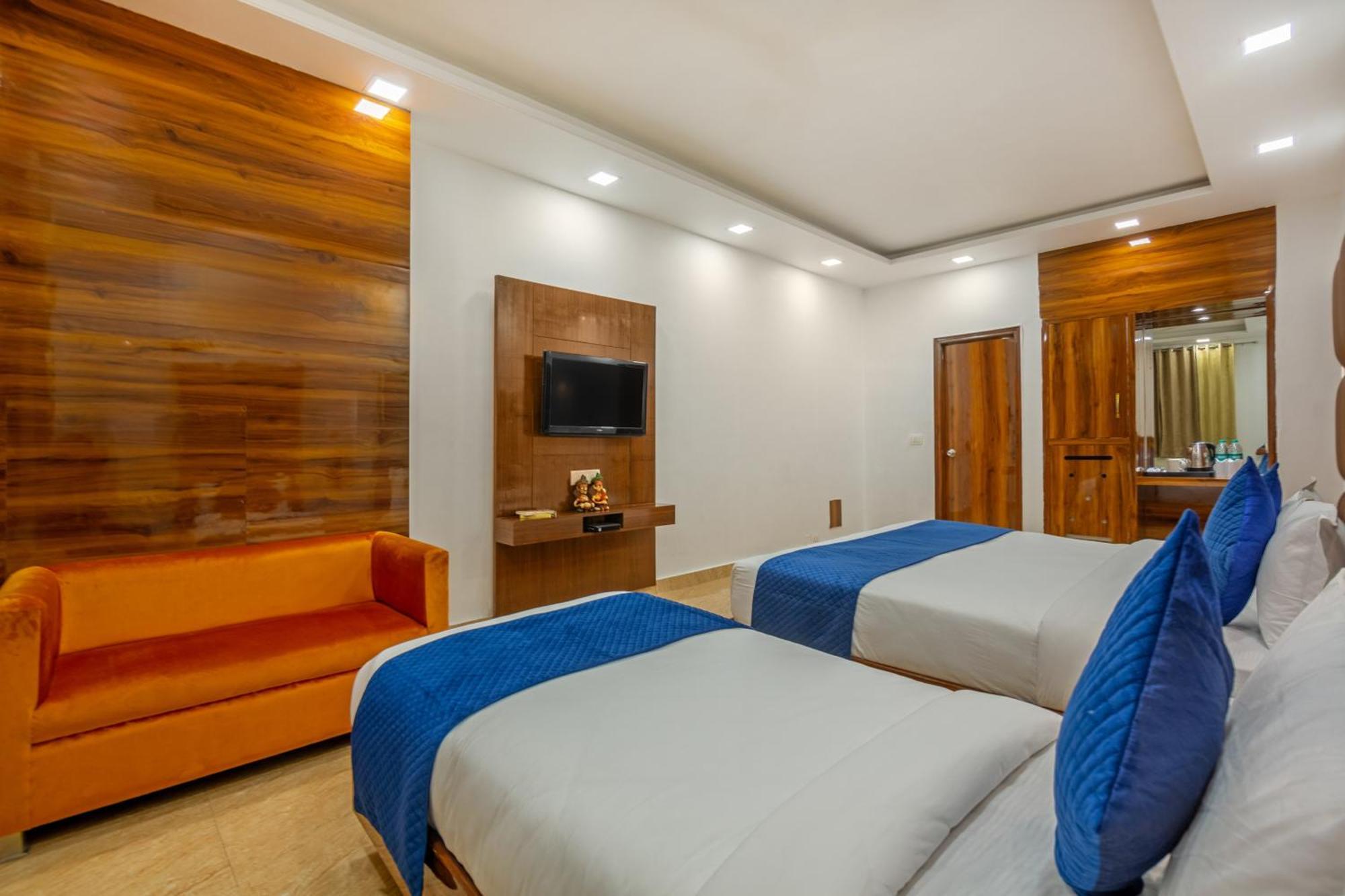 Rahul Palace By Golden Tree Near Metro Station And Ajmal Khan Market New Delhi Exteriör bild