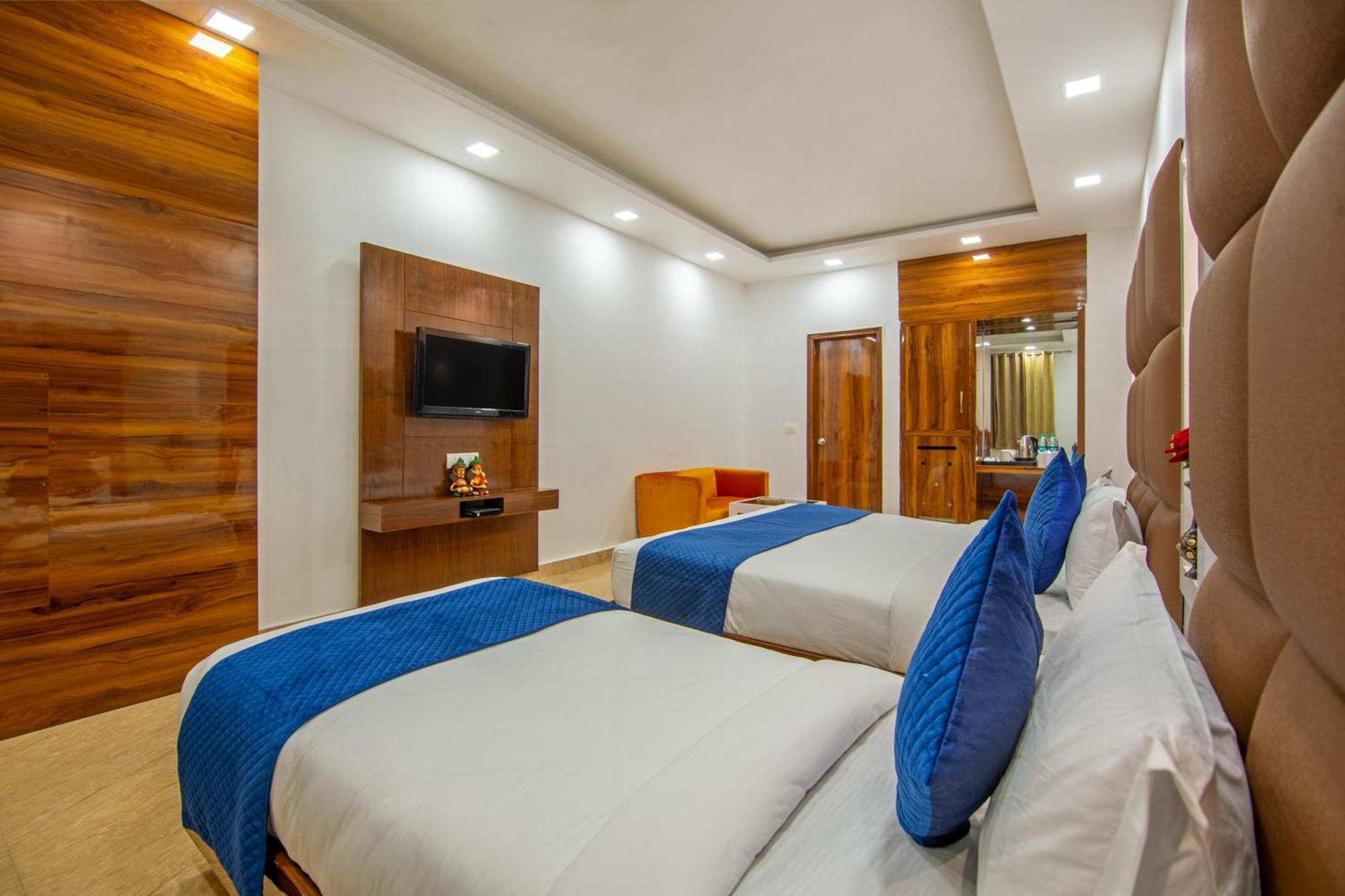 Rahul Palace By Golden Tree Near Metro Station And Ajmal Khan Market New Delhi Exteriör bild