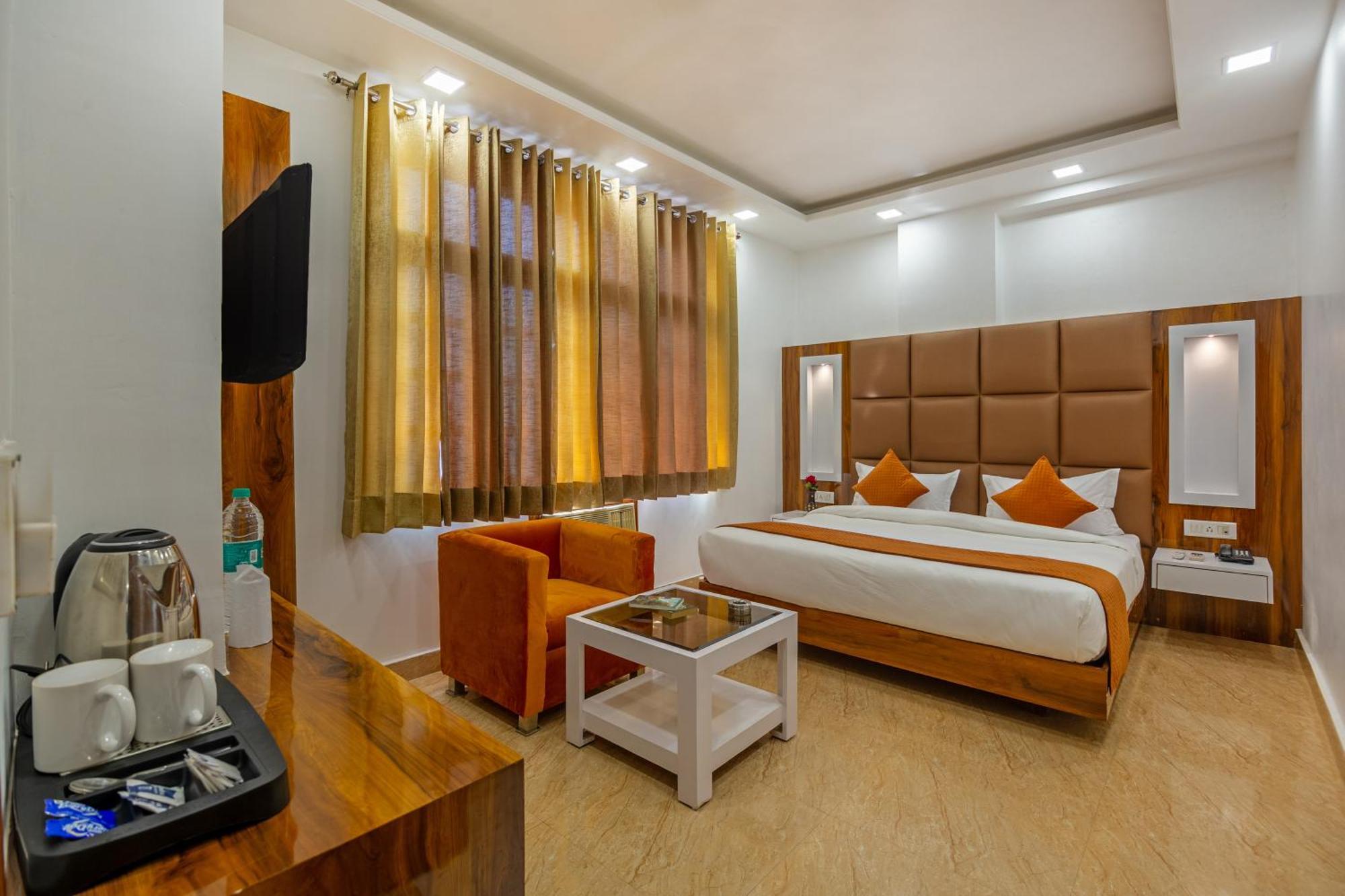 Rahul Palace By Golden Tree Near Metro Station And Ajmal Khan Market New Delhi Exteriör bild