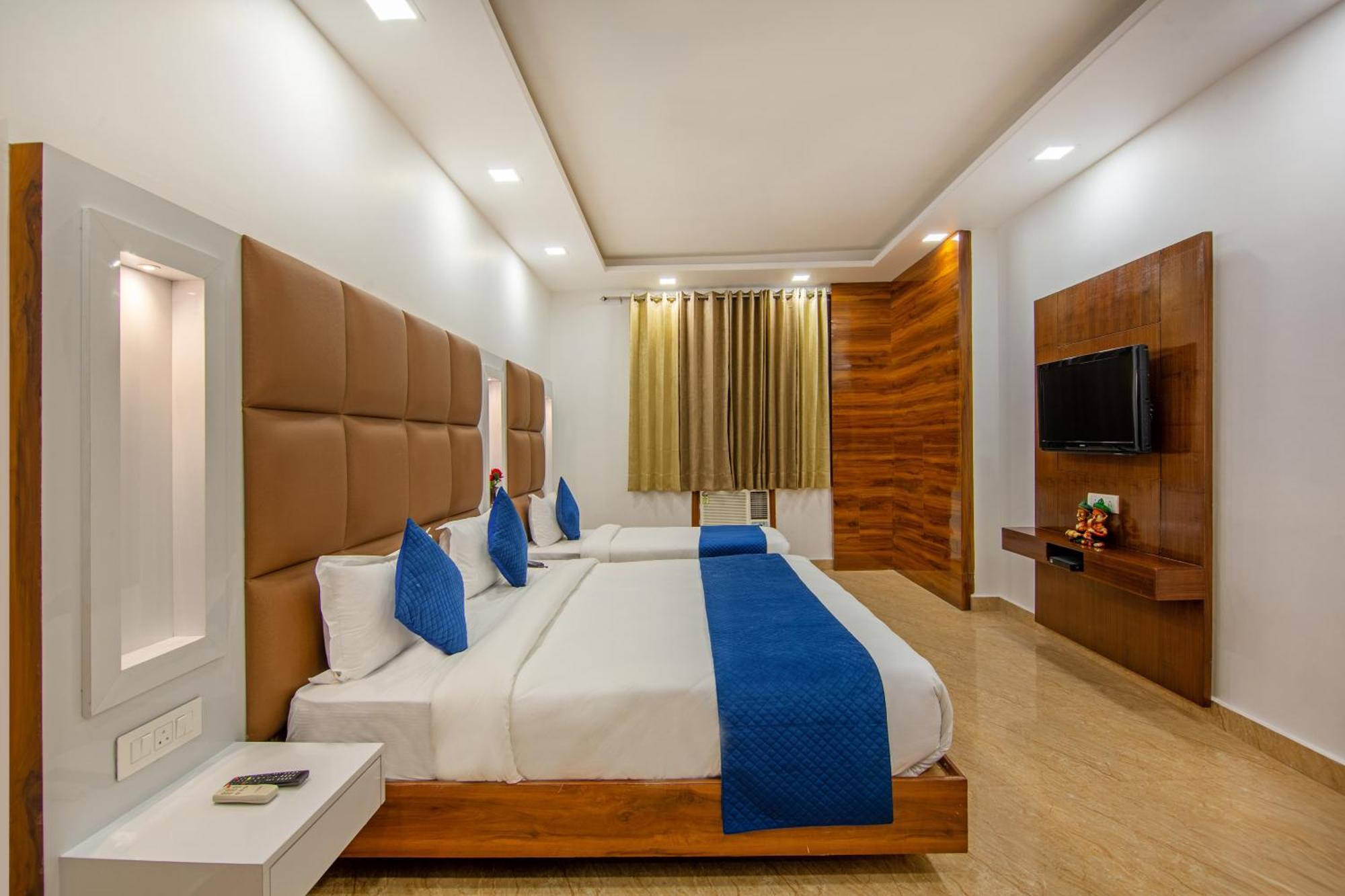 Rahul Palace By Golden Tree Near Metro Station And Ajmal Khan Market New Delhi Exteriör bild
