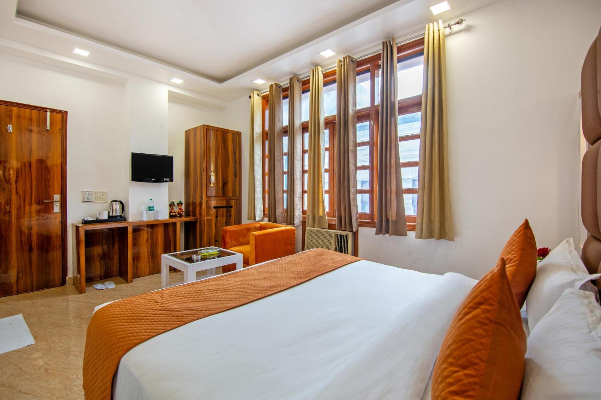Rahul Palace By Golden Tree Near Metro Station And Ajmal Khan Market New Delhi Exteriör bild