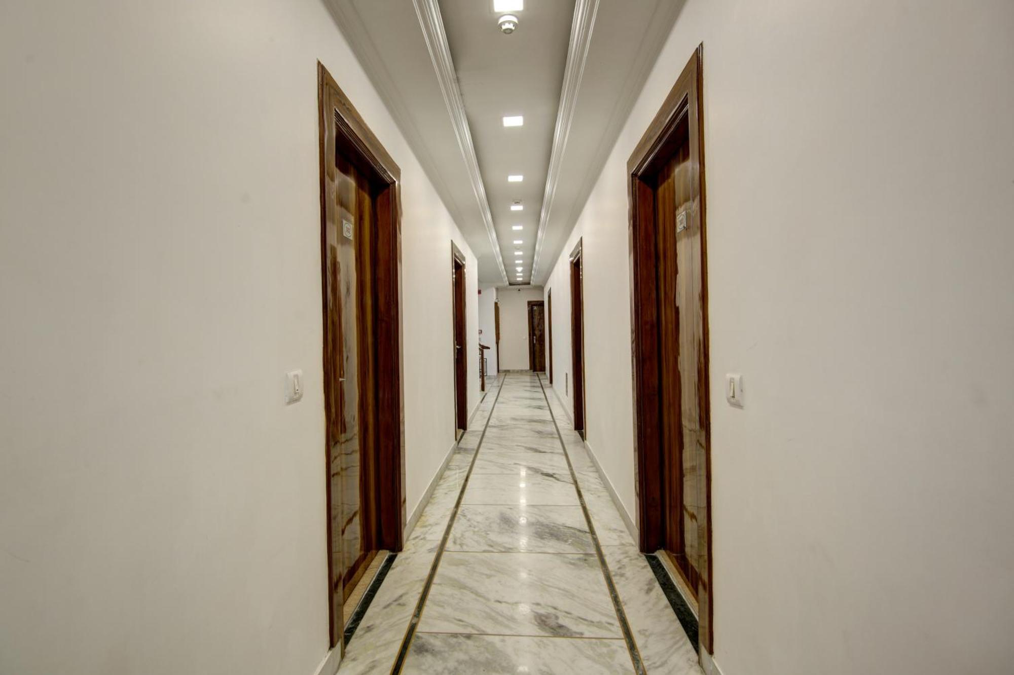 Rahul Palace By Golden Tree Near Metro Station And Ajmal Khan Market New Delhi Exteriör bild