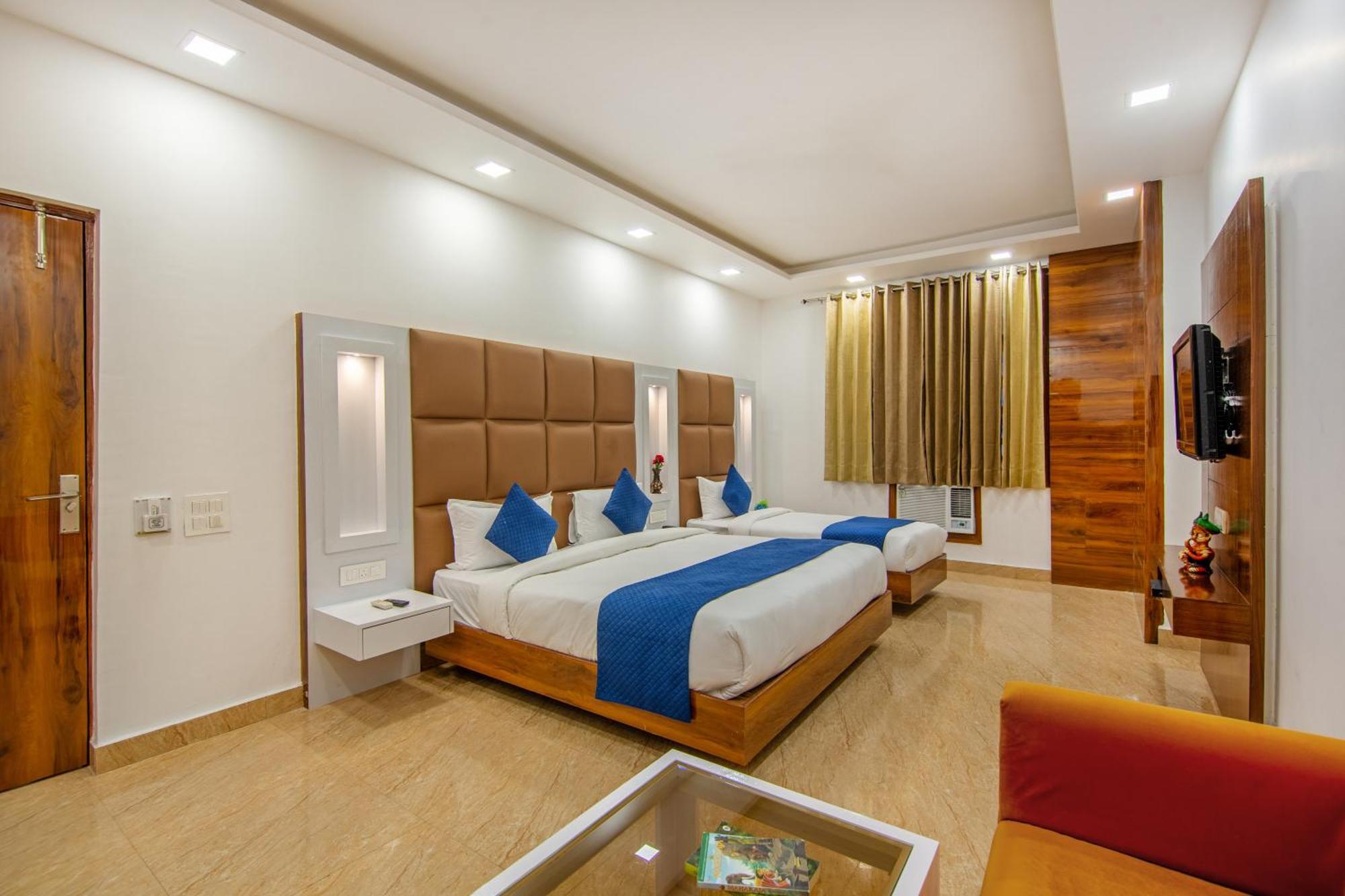 Rahul Palace By Golden Tree Near Metro Station And Ajmal Khan Market New Delhi Exteriör bild