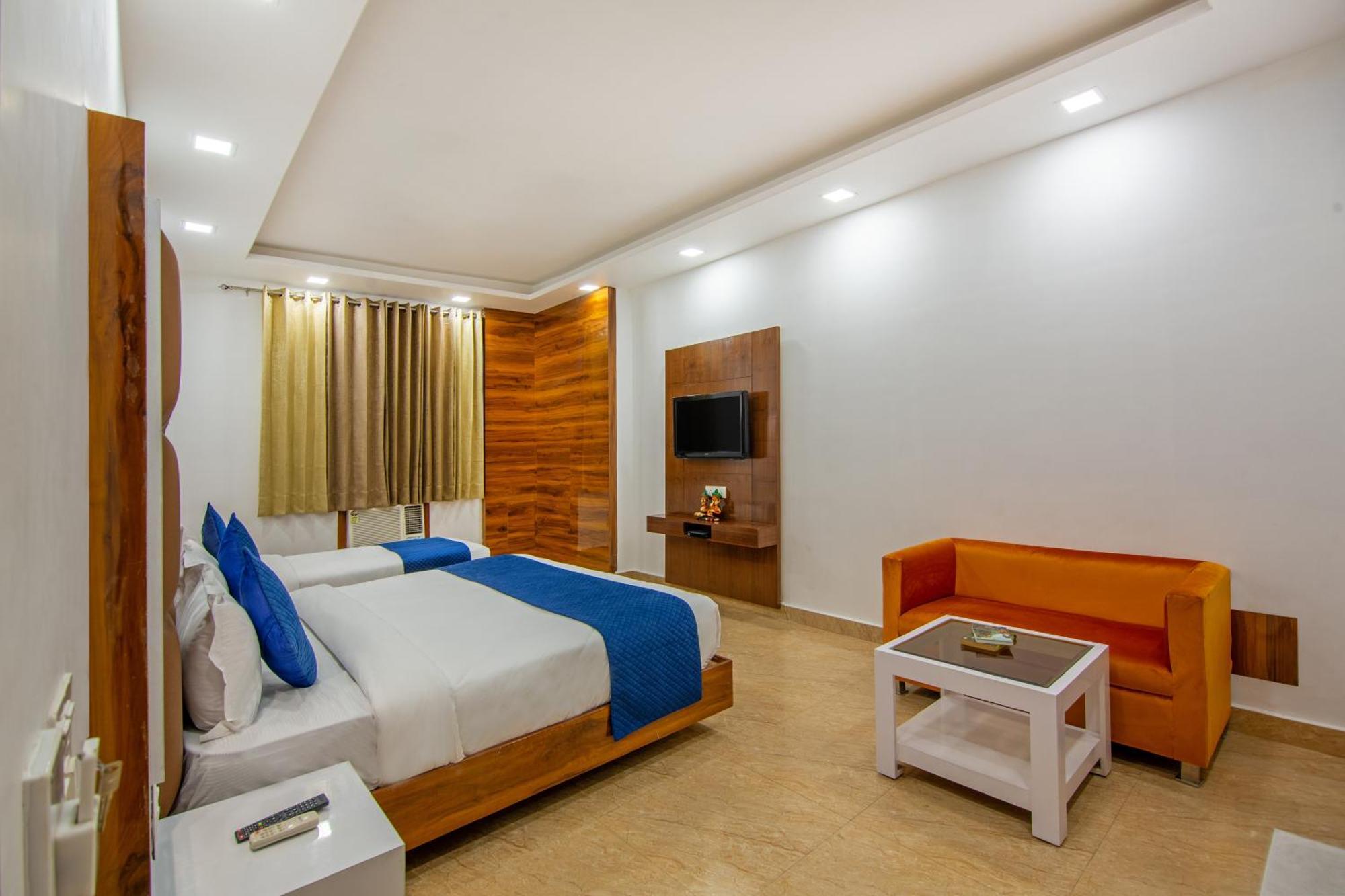 Rahul Palace By Golden Tree Near Metro Station And Ajmal Khan Market New Delhi Exteriör bild