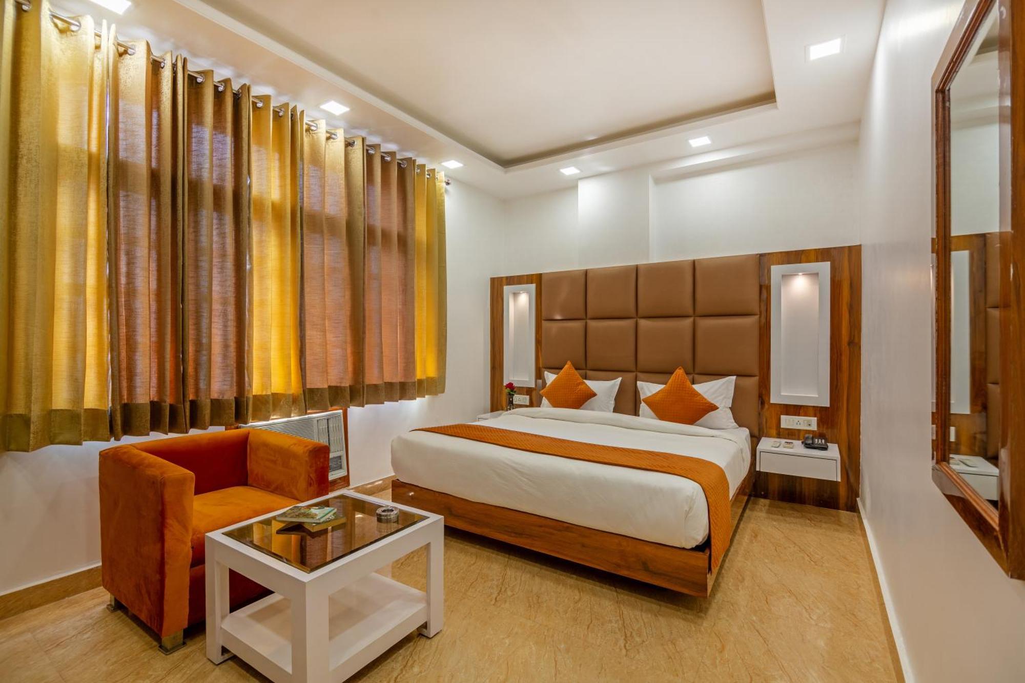 Rahul Palace By Golden Tree Near Metro Station And Ajmal Khan Market New Delhi Exteriör bild