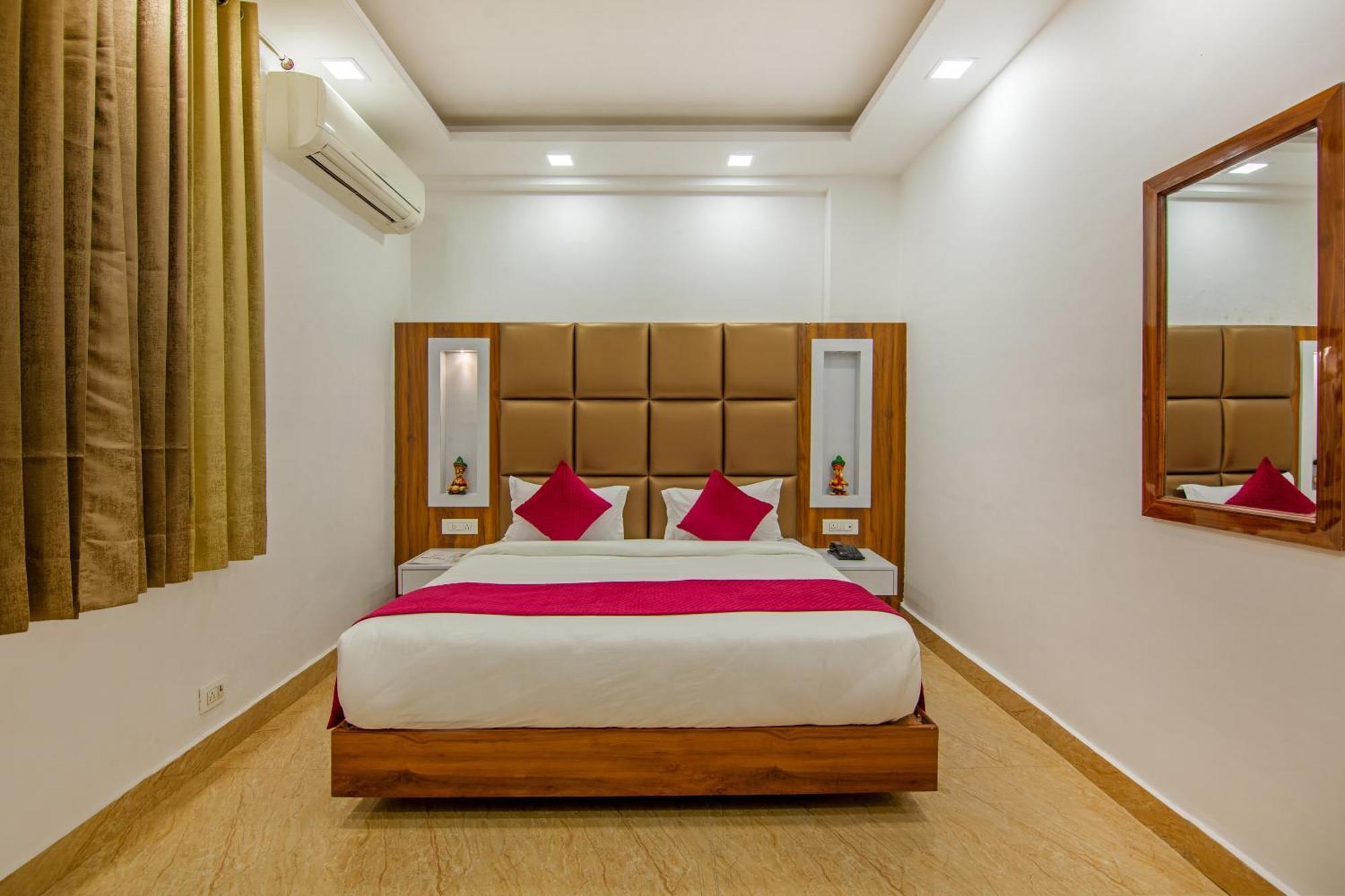 Rahul Palace By Golden Tree Near Metro Station And Ajmal Khan Market New Delhi Exteriör bild