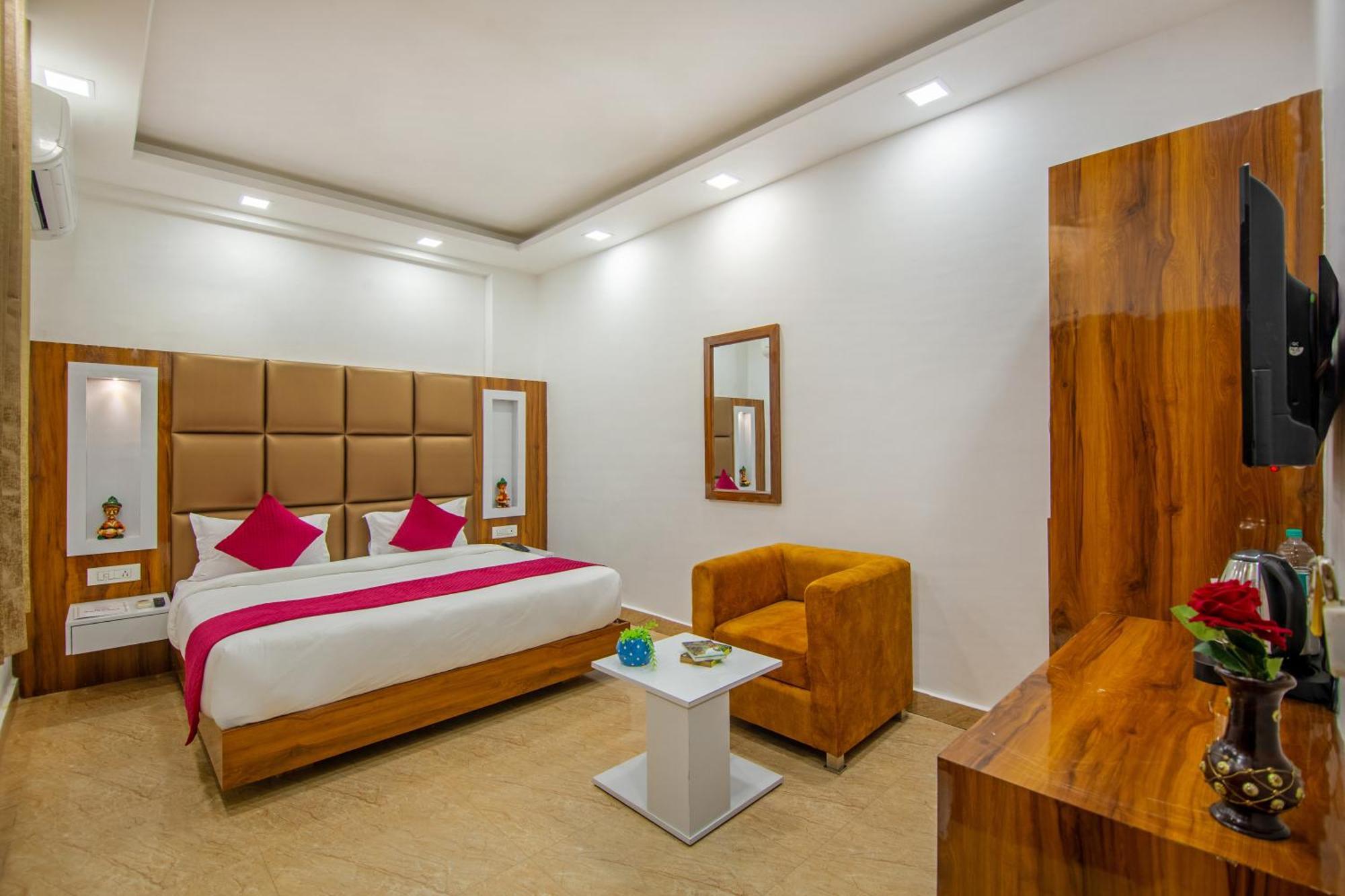 Rahul Palace By Golden Tree Near Metro Station And Ajmal Khan Market New Delhi Exteriör bild