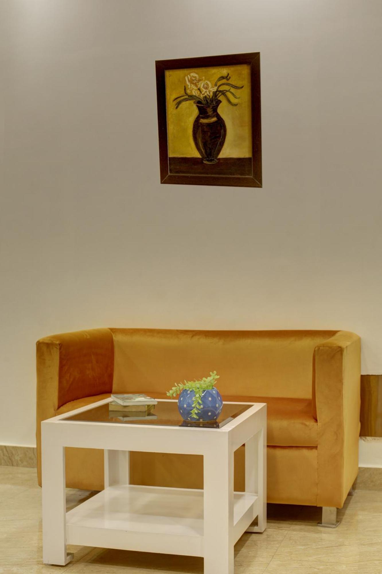 Rahul Palace By Golden Tree Near Metro Station And Ajmal Khan Market New Delhi Exteriör bild