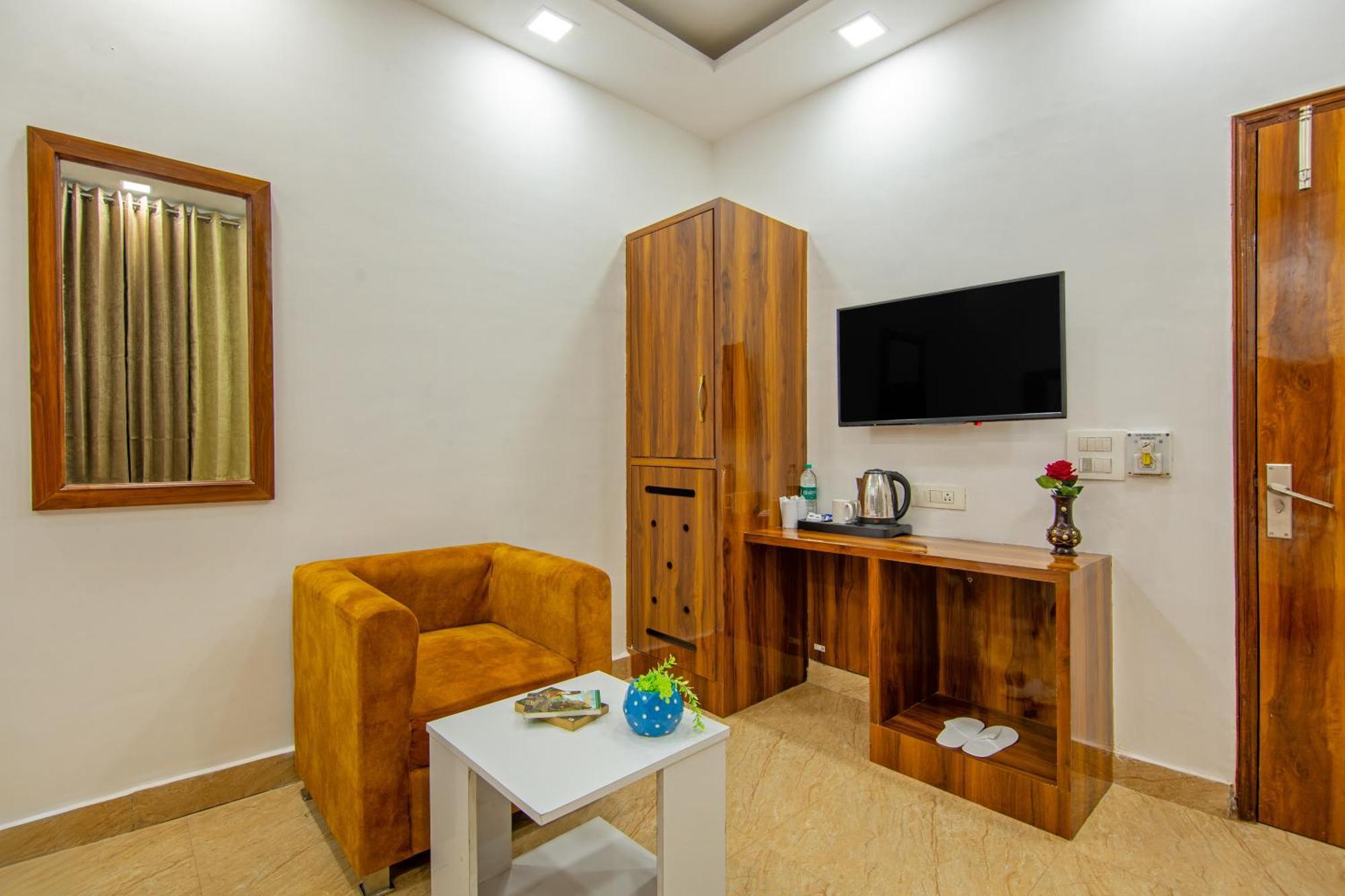 Rahul Palace By Golden Tree Near Metro Station And Ajmal Khan Market New Delhi Exteriör bild
