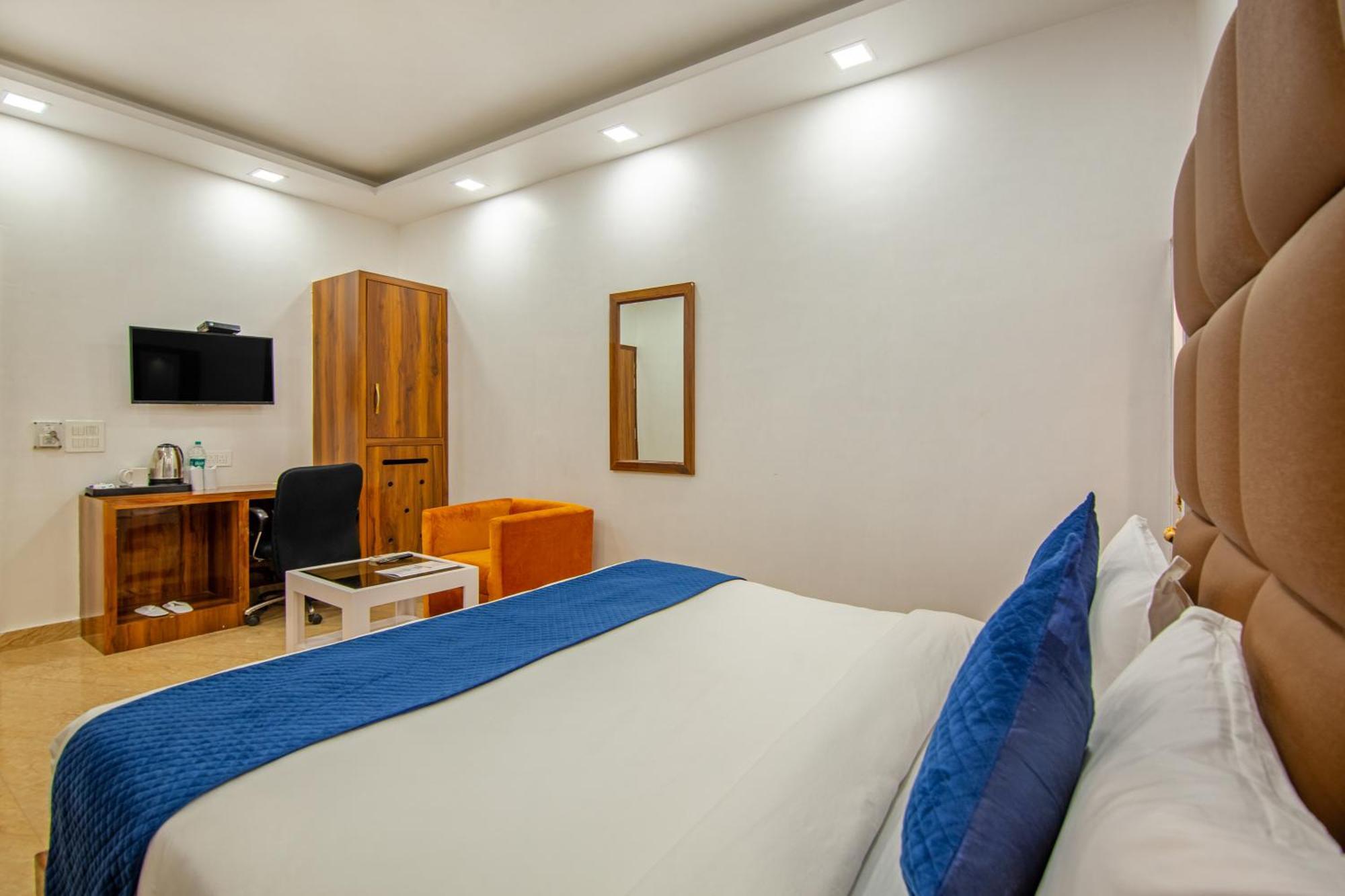 Rahul Palace By Golden Tree Near Metro Station And Ajmal Khan Market New Delhi Exteriör bild