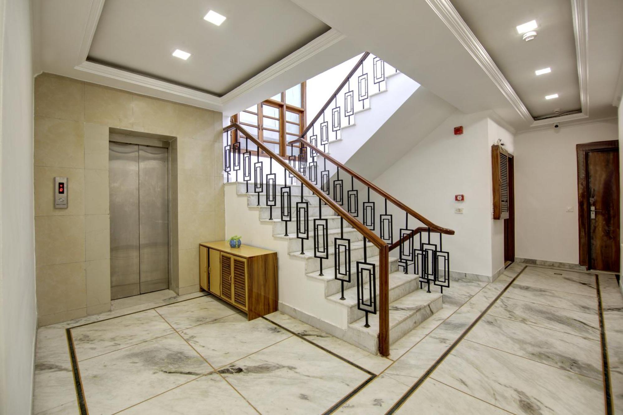 Rahul Palace By Golden Tree Near Metro Station And Ajmal Khan Market New Delhi Exteriör bild