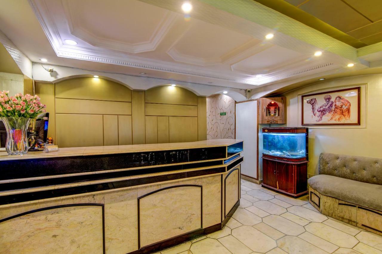 Rahul Palace By Golden Tree Near Metro Station And Ajmal Khan Market New Delhi Exteriör bild