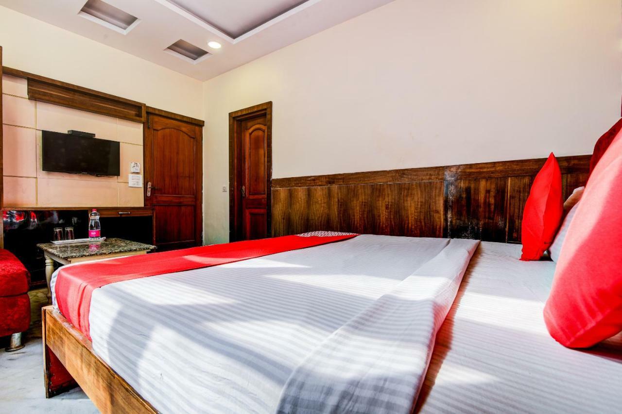 Rahul Palace By Golden Tree Near Metro Station And Ajmal Khan Market New Delhi Exteriör bild