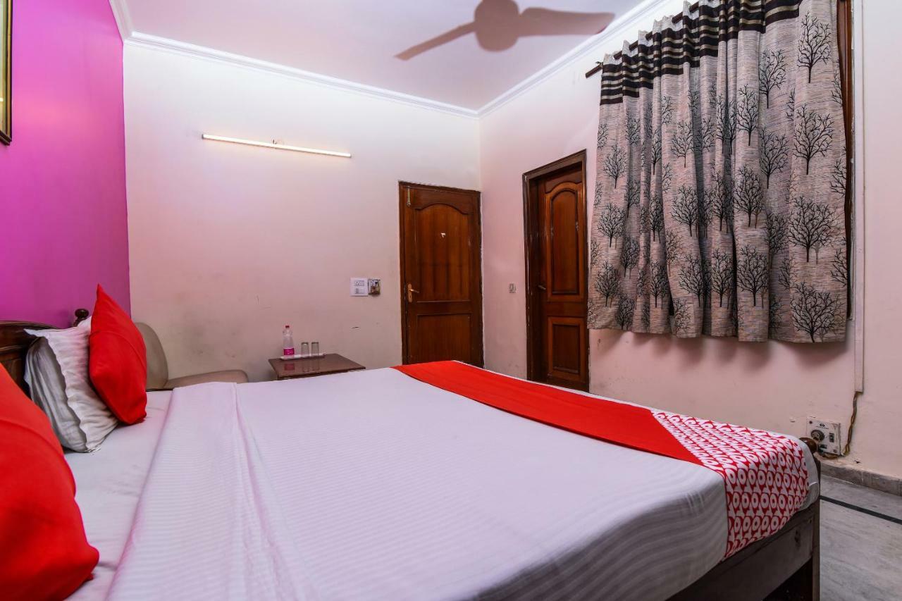 Rahul Palace By Golden Tree Near Metro Station And Ajmal Khan Market New Delhi Exteriör bild