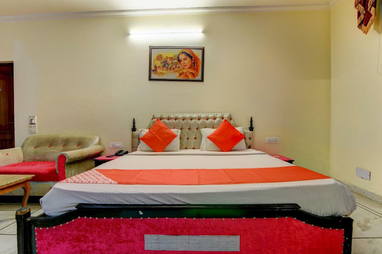 Rahul Palace By Golden Tree Near Metro Station And Ajmal Khan Market New Delhi Exteriör bild