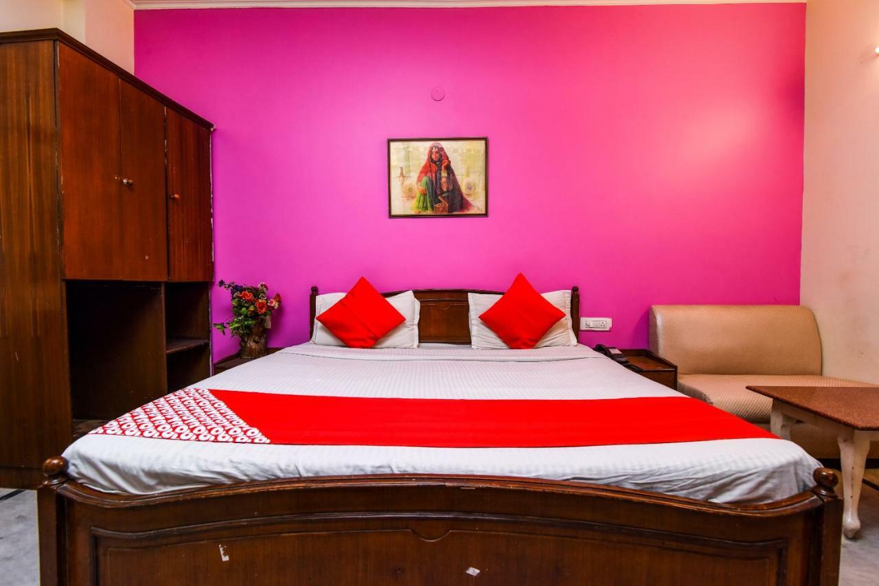 Rahul Palace By Golden Tree Near Metro Station And Ajmal Khan Market New Delhi Exteriör bild
