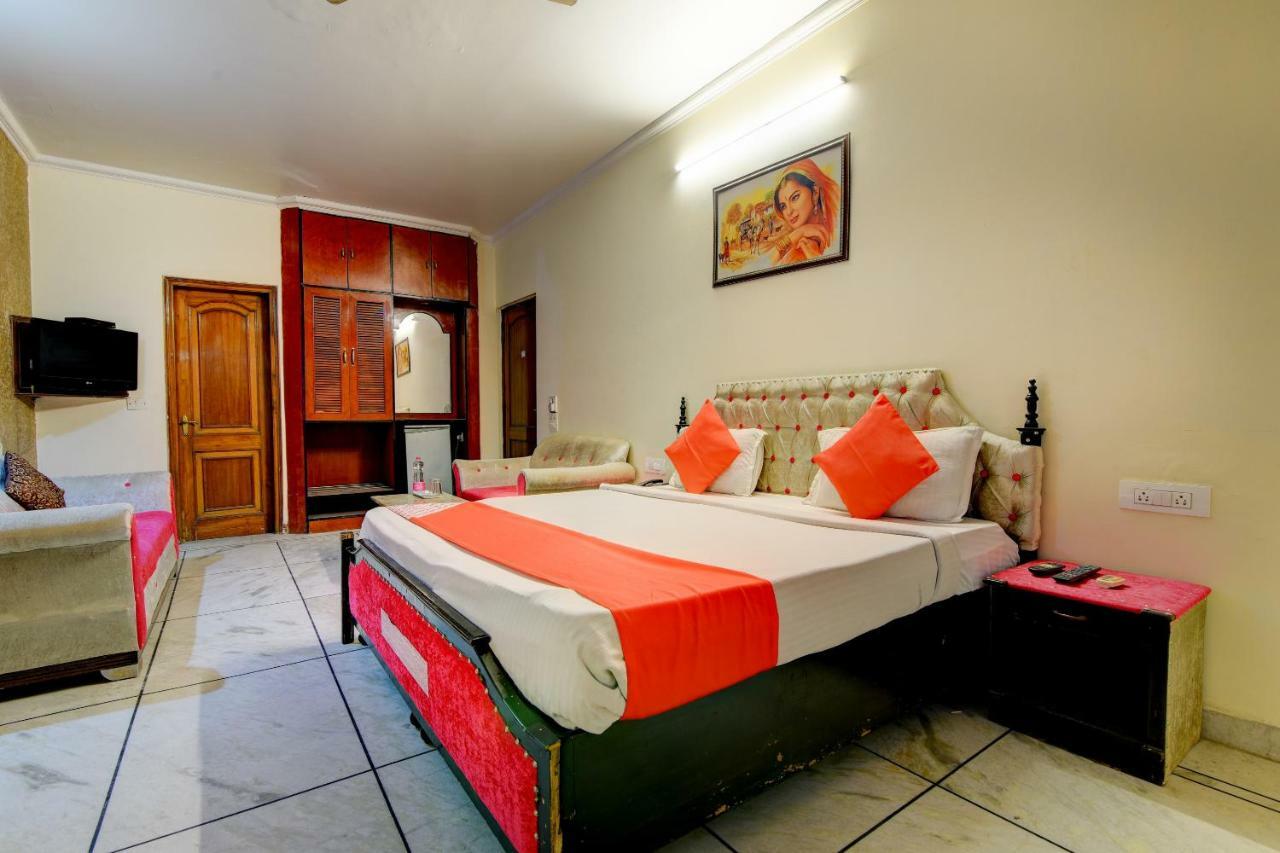 Rahul Palace By Golden Tree Near Metro Station And Ajmal Khan Market New Delhi Exteriör bild